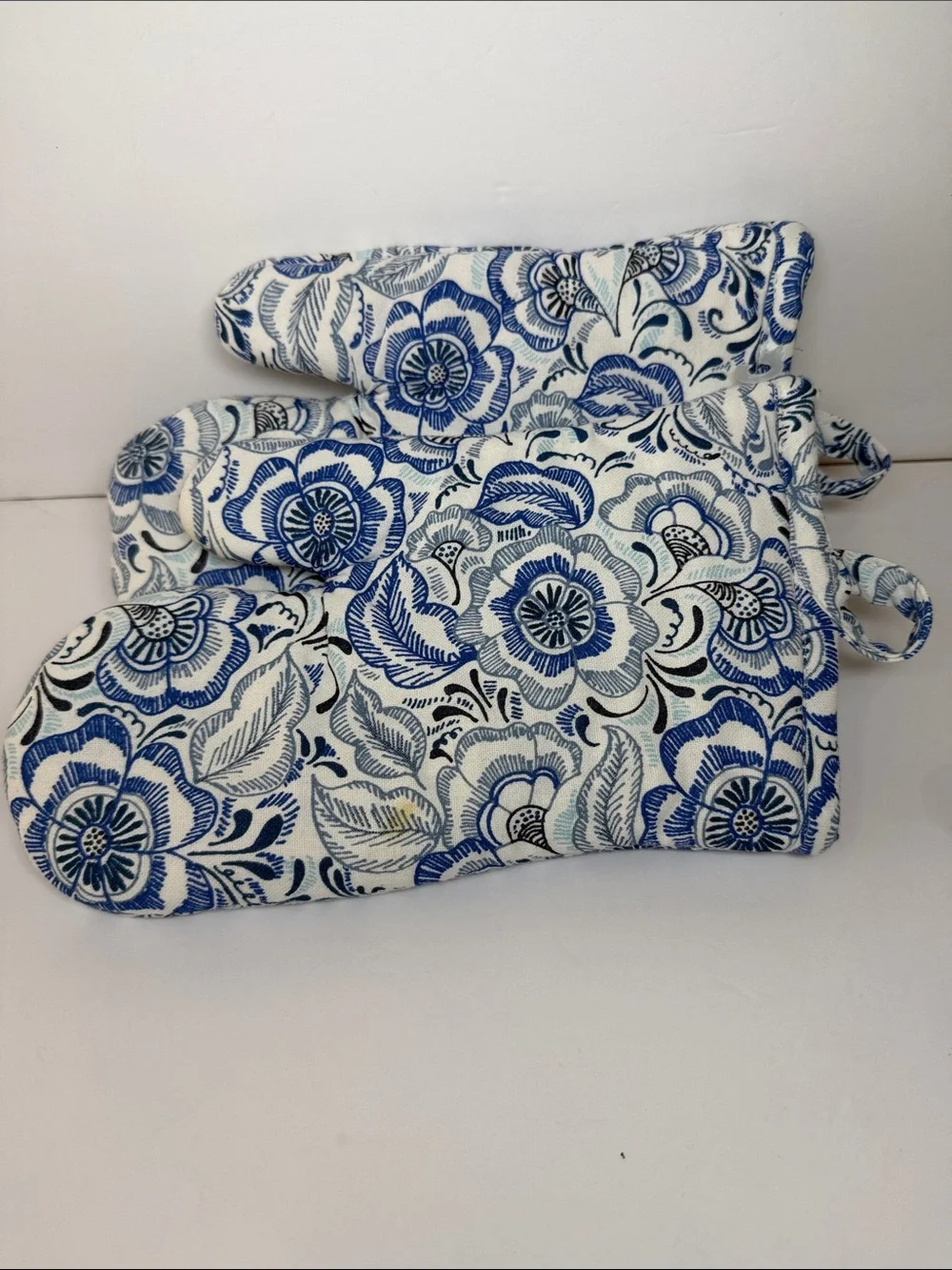 Sur La Table x Pomegranate Caroline Blue Floral Oven Mitt Set of 2 Quilted Cotto
